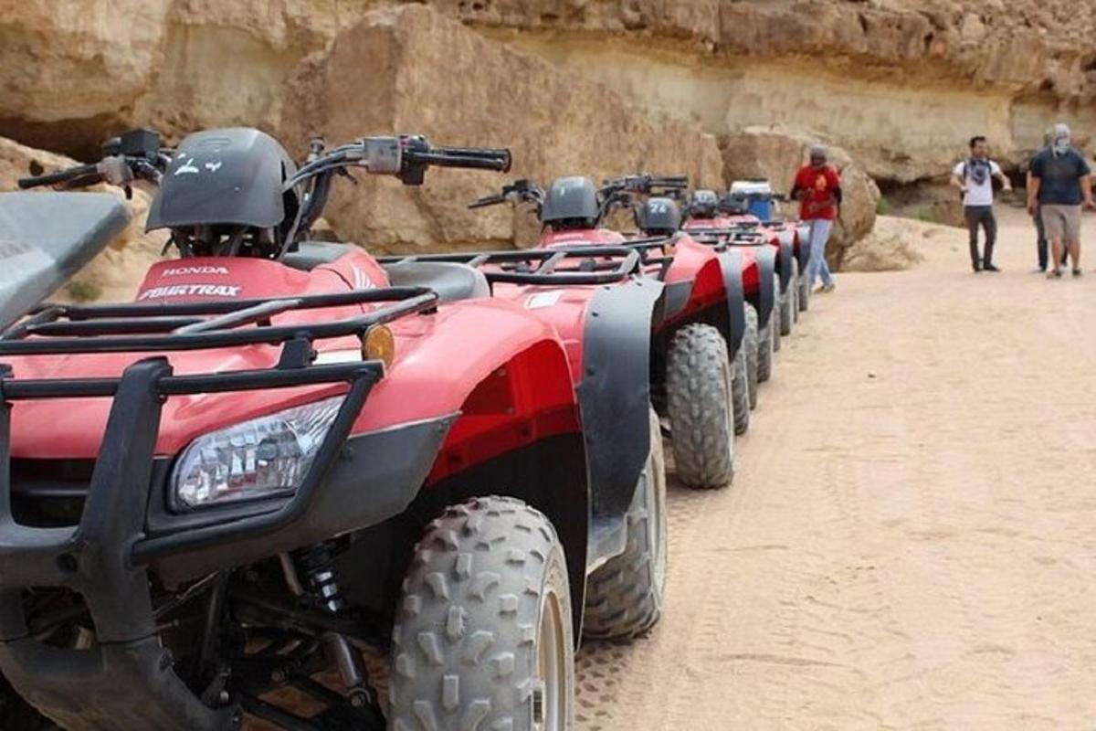 egy sor ATV parkolt egy földúton