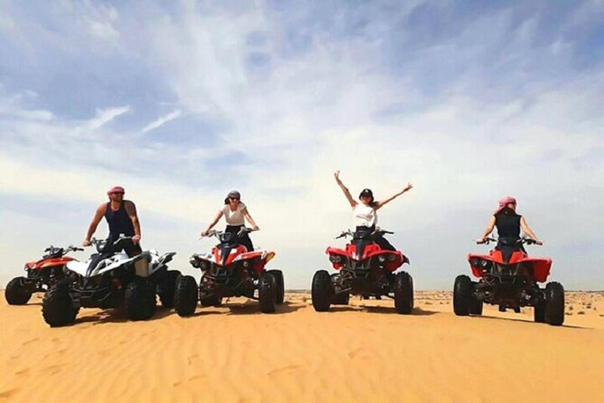 un grup de oameni pe ATV-uri în deșert