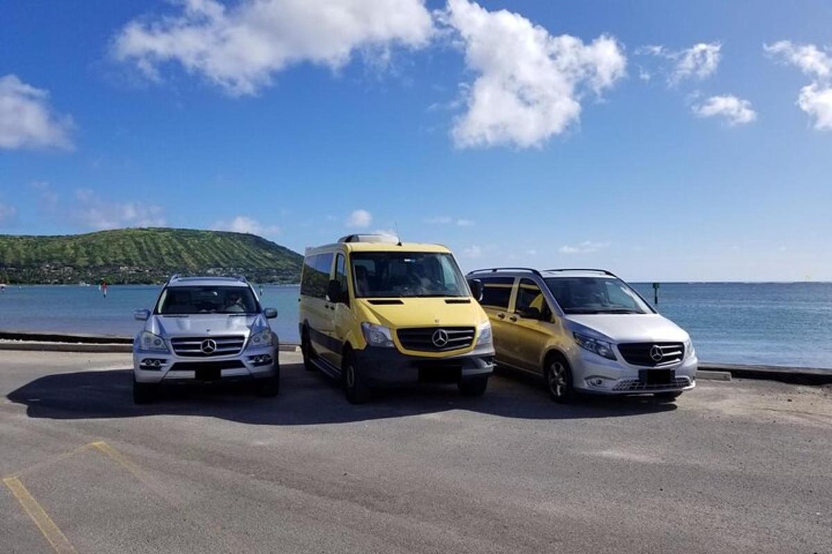 három jármű parkolt egy vízparti parkolóban