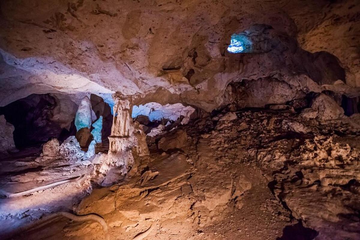 μια σπηλιά με πέτρινο τοίχο και ένα μικρό παράθυρο