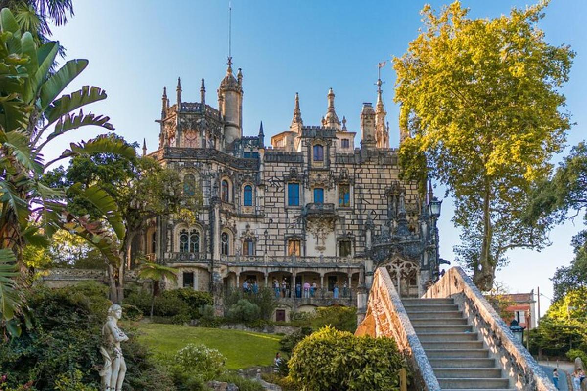 un vecchio castello con scale di fronte