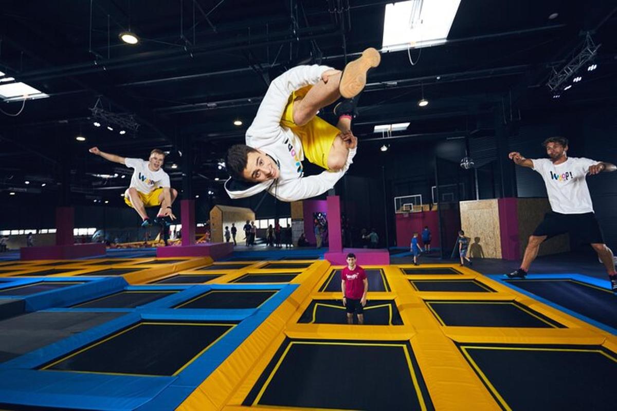 moški, ki skače v zrak na trampolinu