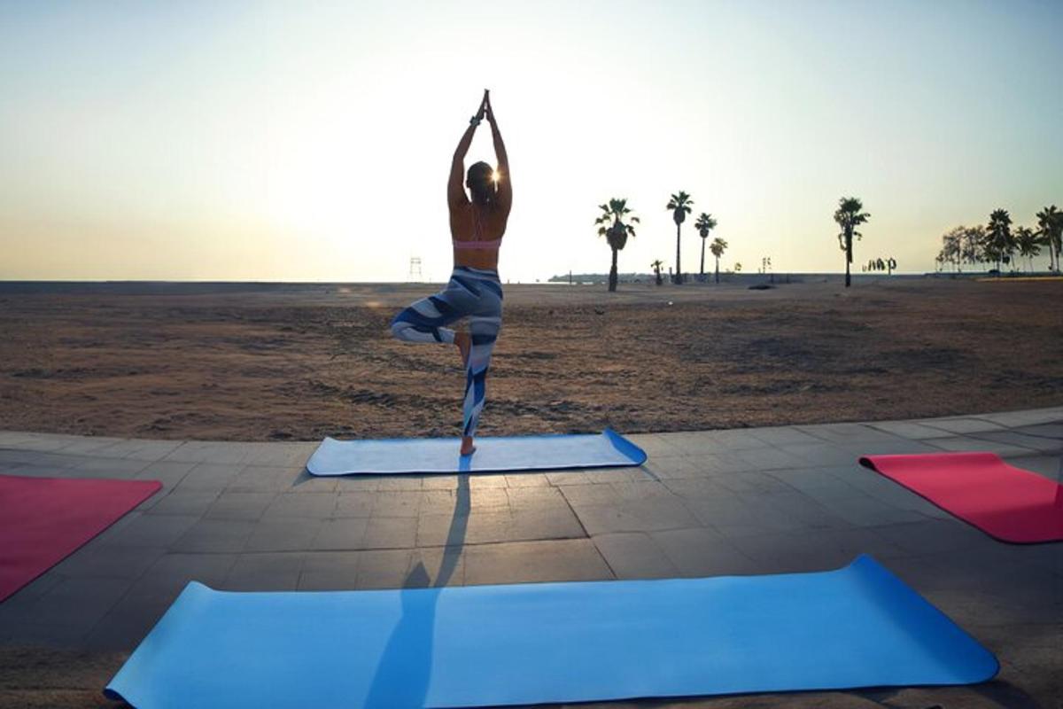 isang taong gumagawa ng yoga pose sa isang yoga mat