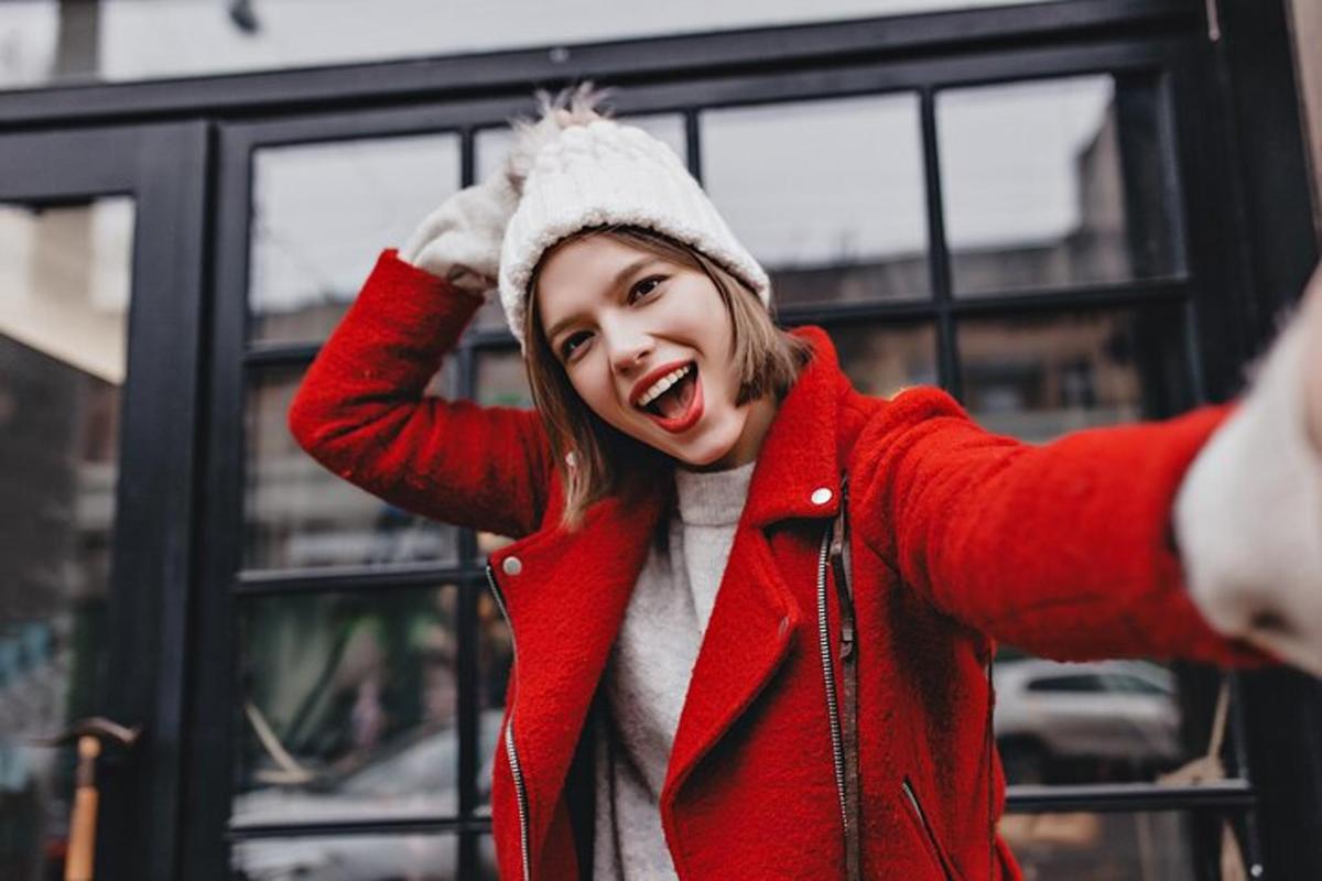 una donna che indossa un cappotto rosso e un cappello