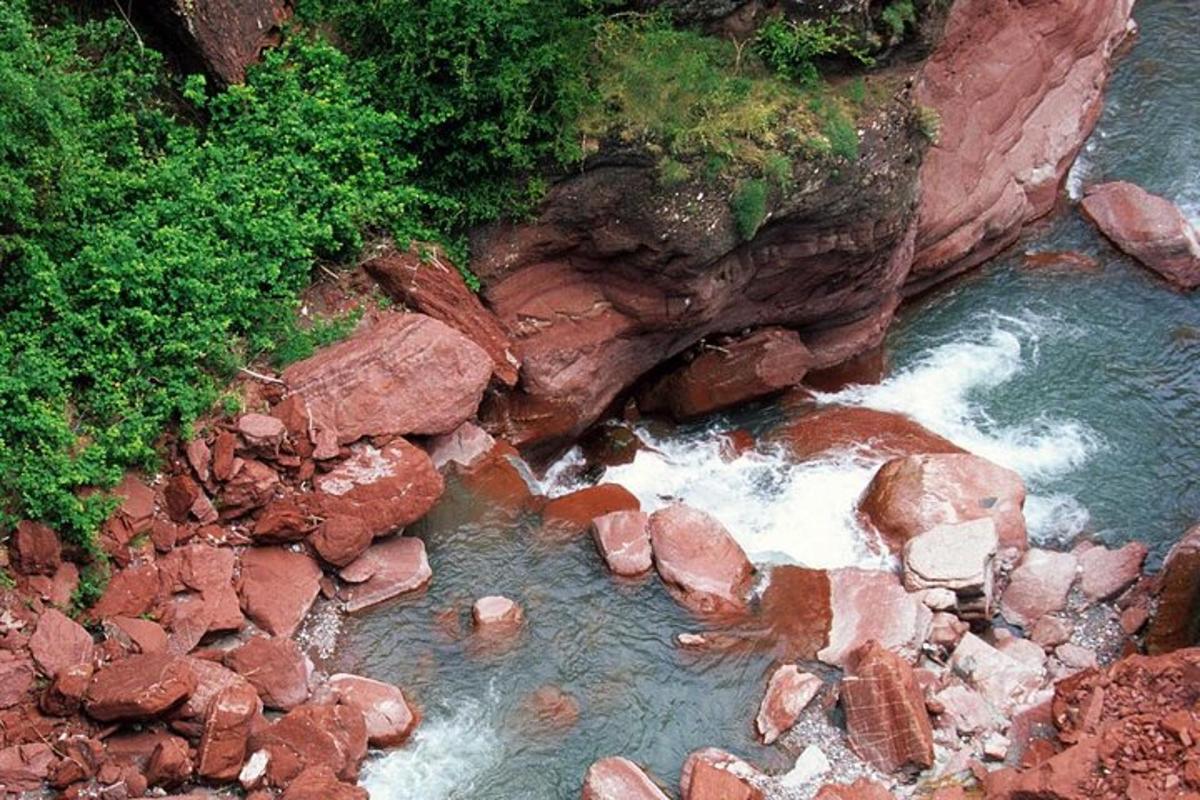 zračni pogled na reko s skalami