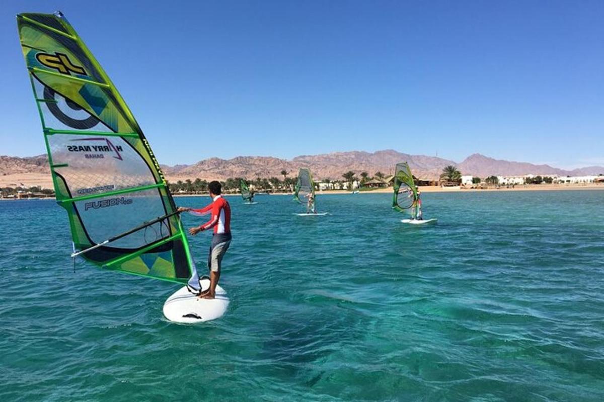 un groupe de personnes faisant de la planche à voile dans l'eau