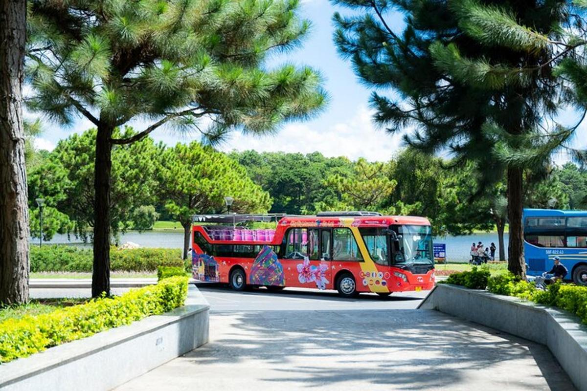 um ônibus vermelho está estacionado em um estacionamento