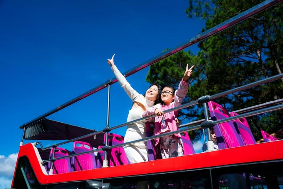 zwei Personen auf dem Dach eines Doppeldeckerbusses