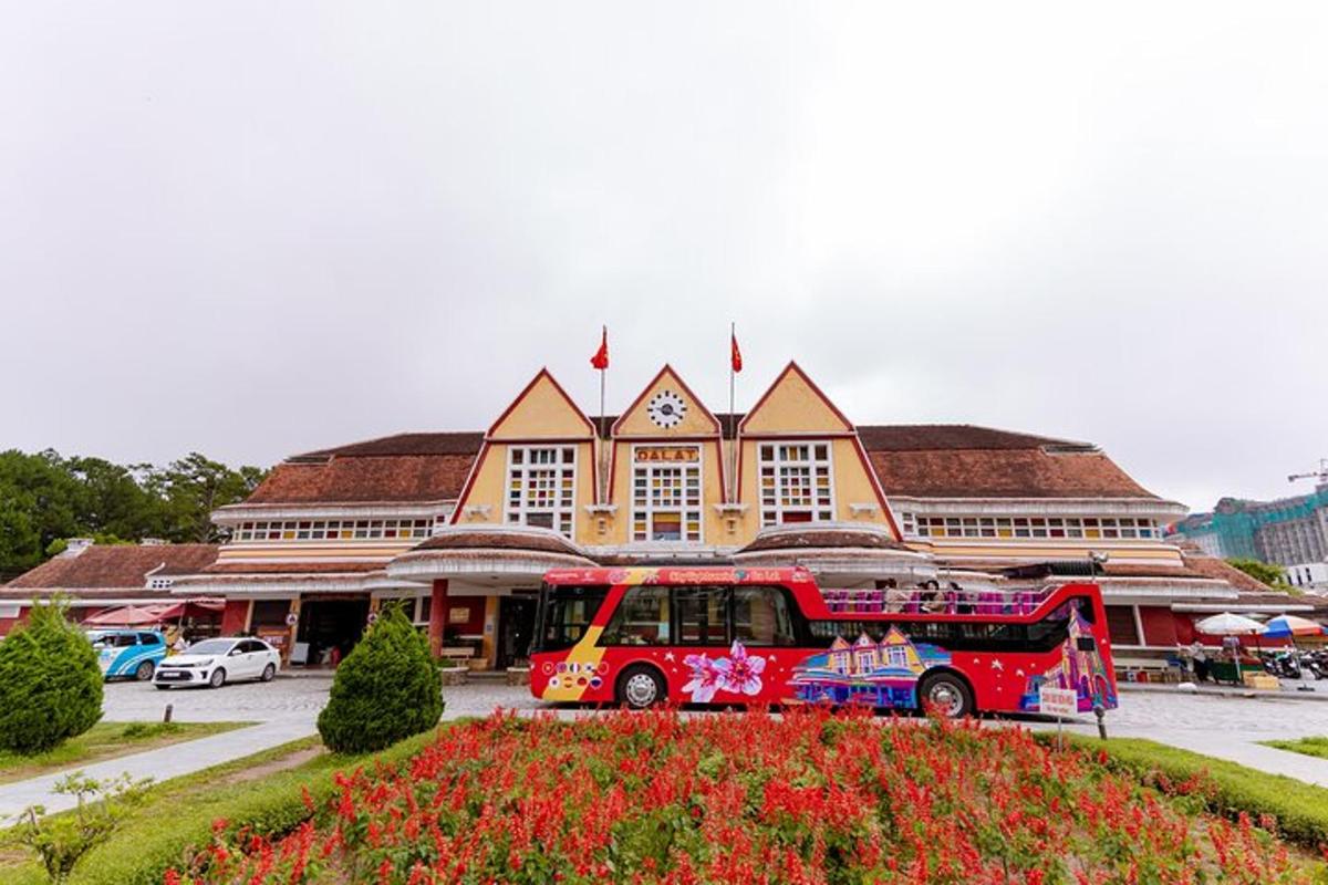 um ônibus estacionado em frente a um prédio