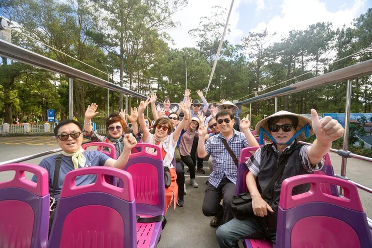 um grupo de pessoas andando de ônibus