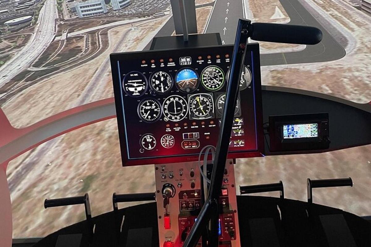 una torre di controllo con vista su un'autostrada
