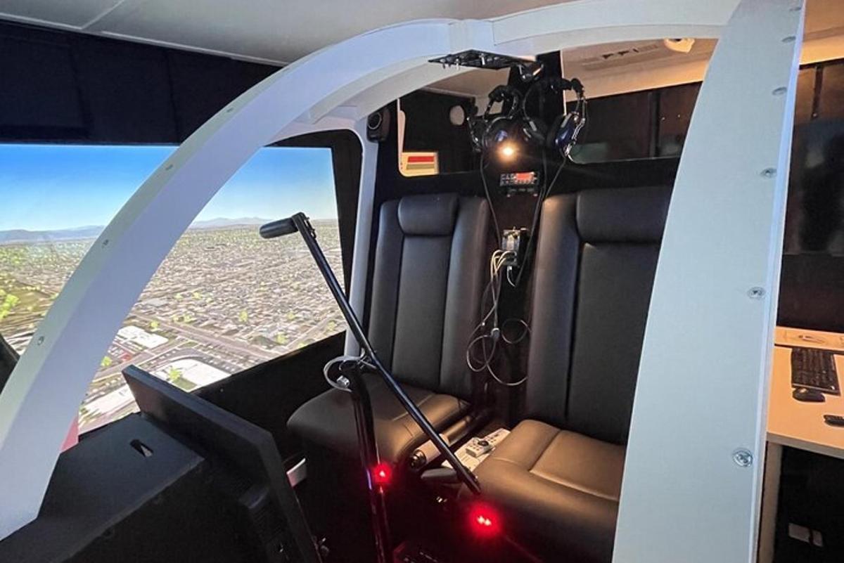 una vista interna della cabina di pilotaggio di un elicottero