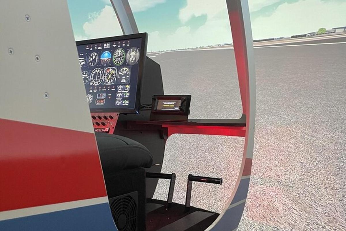 una vista della cabina di pilotaggio di un aereo con un televisore
