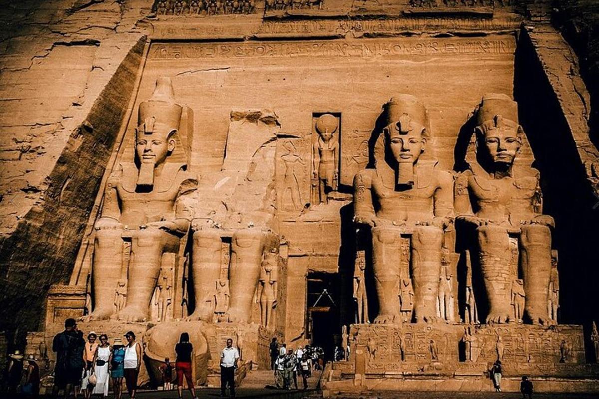 un grande monumento di pietra con persone in piedi attorno ad esso