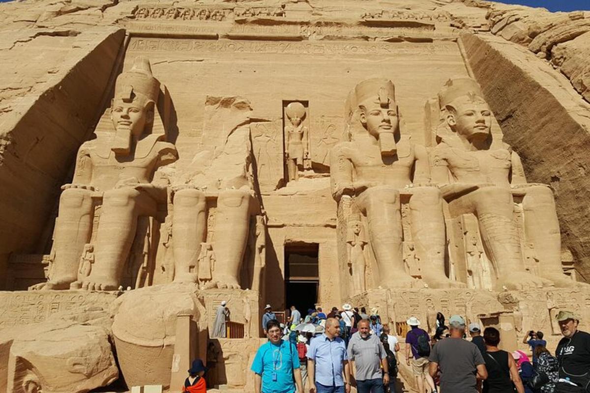 مجموعة من الناس يقفون أمام أناراوه