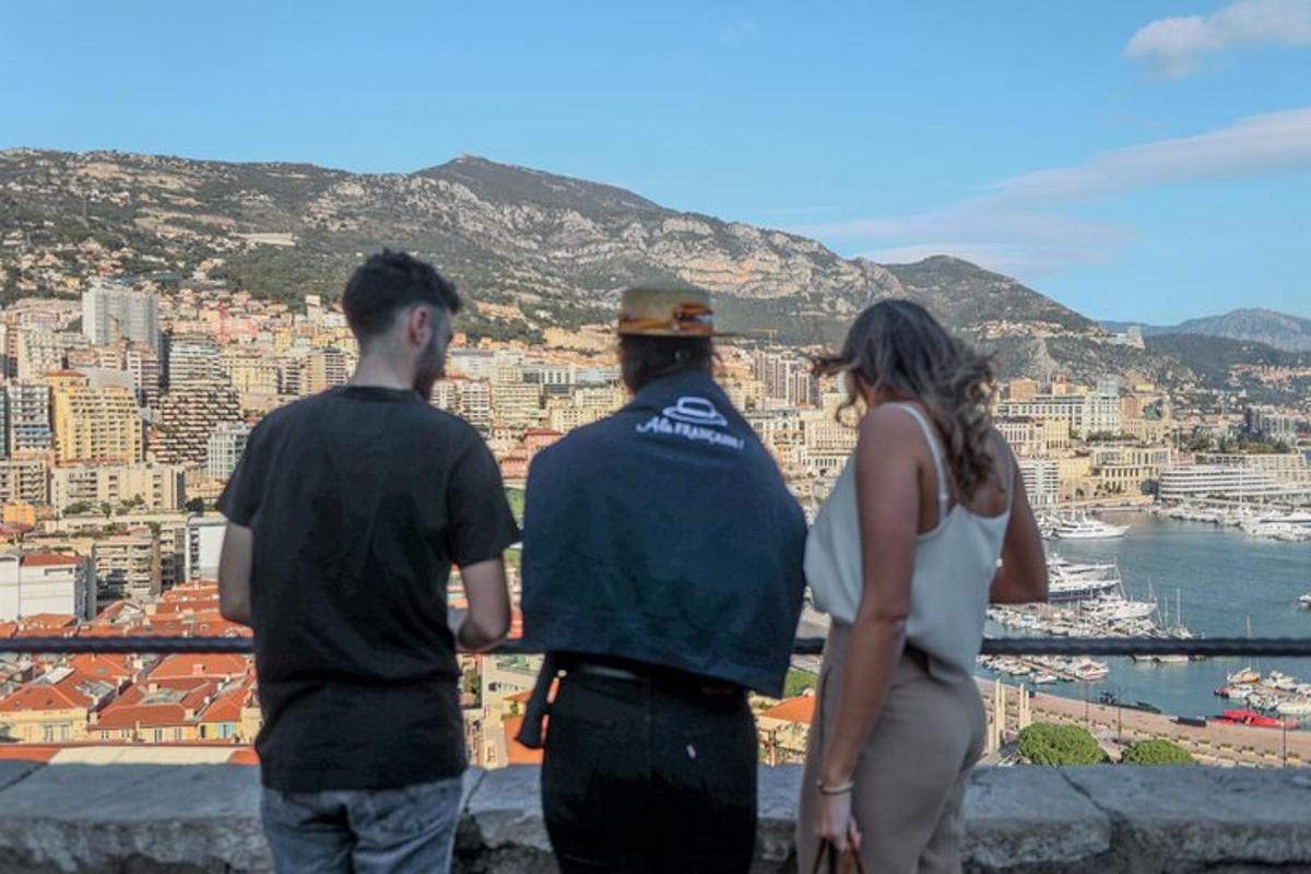 három ember áll egy párkányon, nézve a várost