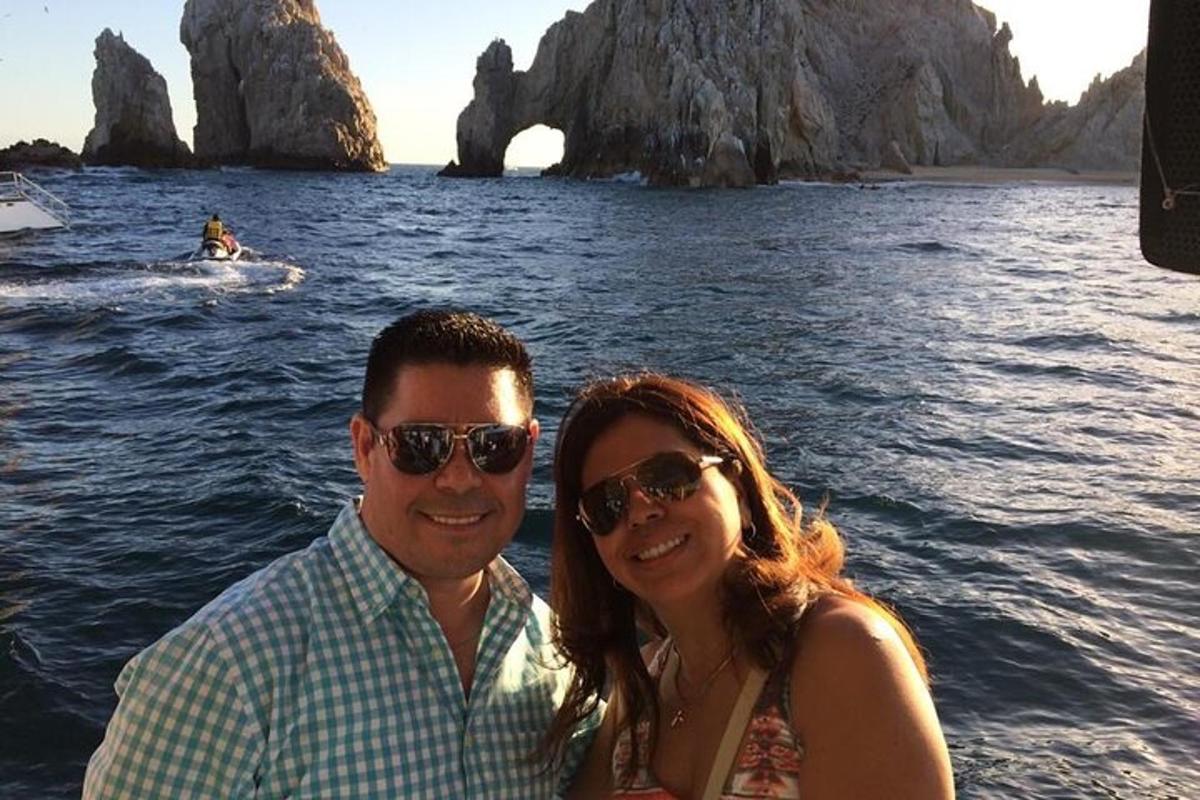un uomo e una donna su una barca in acqua