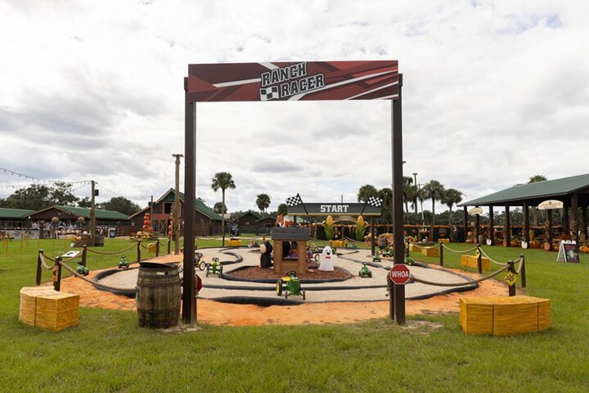 Un patio de juegos en un parque con un gran cartel