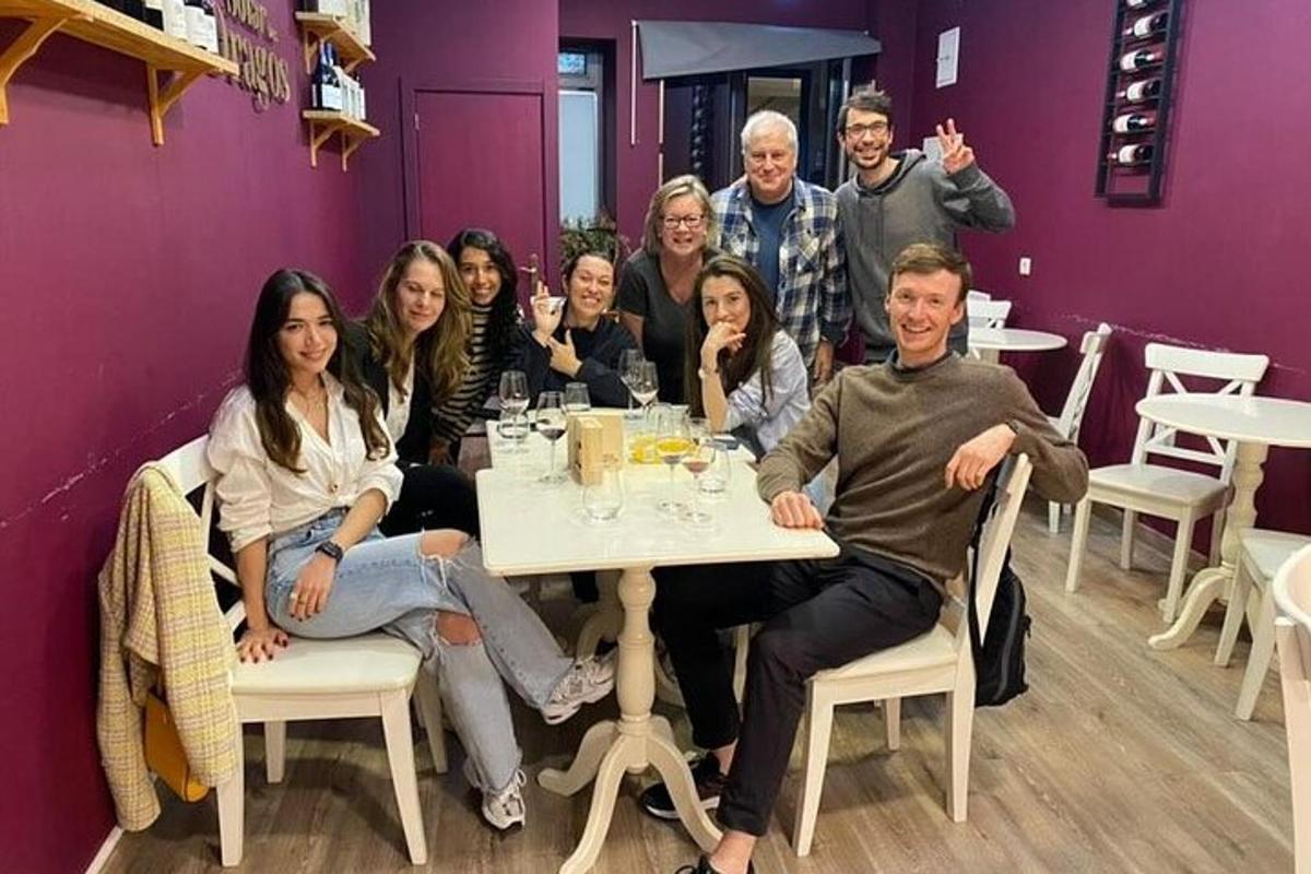 un gruppo di persone sedute a un tavolo in un ristorante