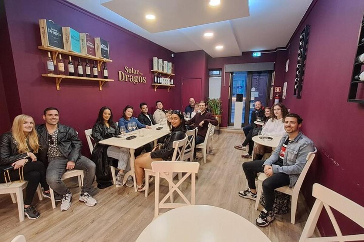 un gruppo di persone sedute ai tavoli in una stanza