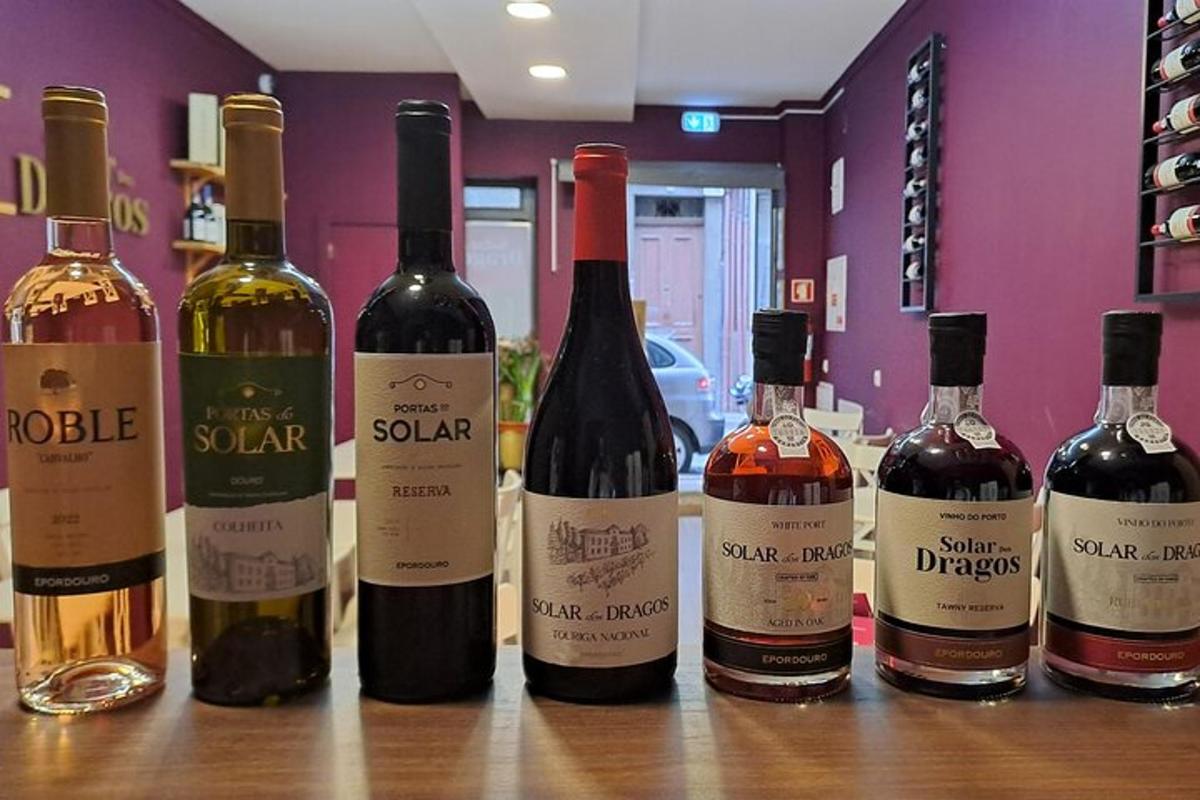 un gruppo di bottiglie di vino appoggiate su un tavolo
