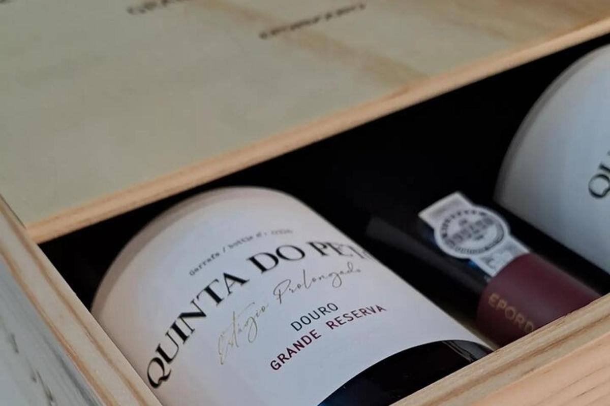un cassetto pieno di bottiglie di vino e un orologio
