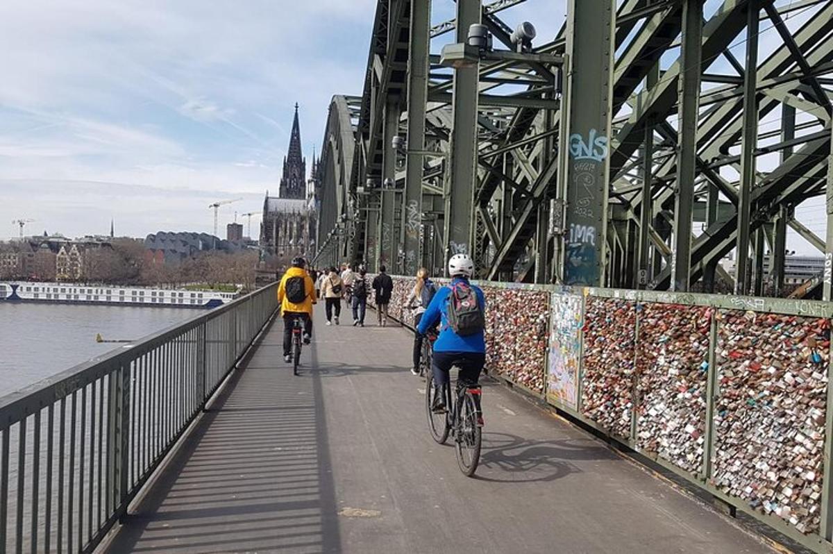 um grupo de pessoas andando de bicicleta em uma ponte