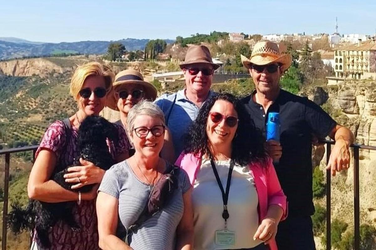 un gruppo di persone in posa per una foto su una montagna
