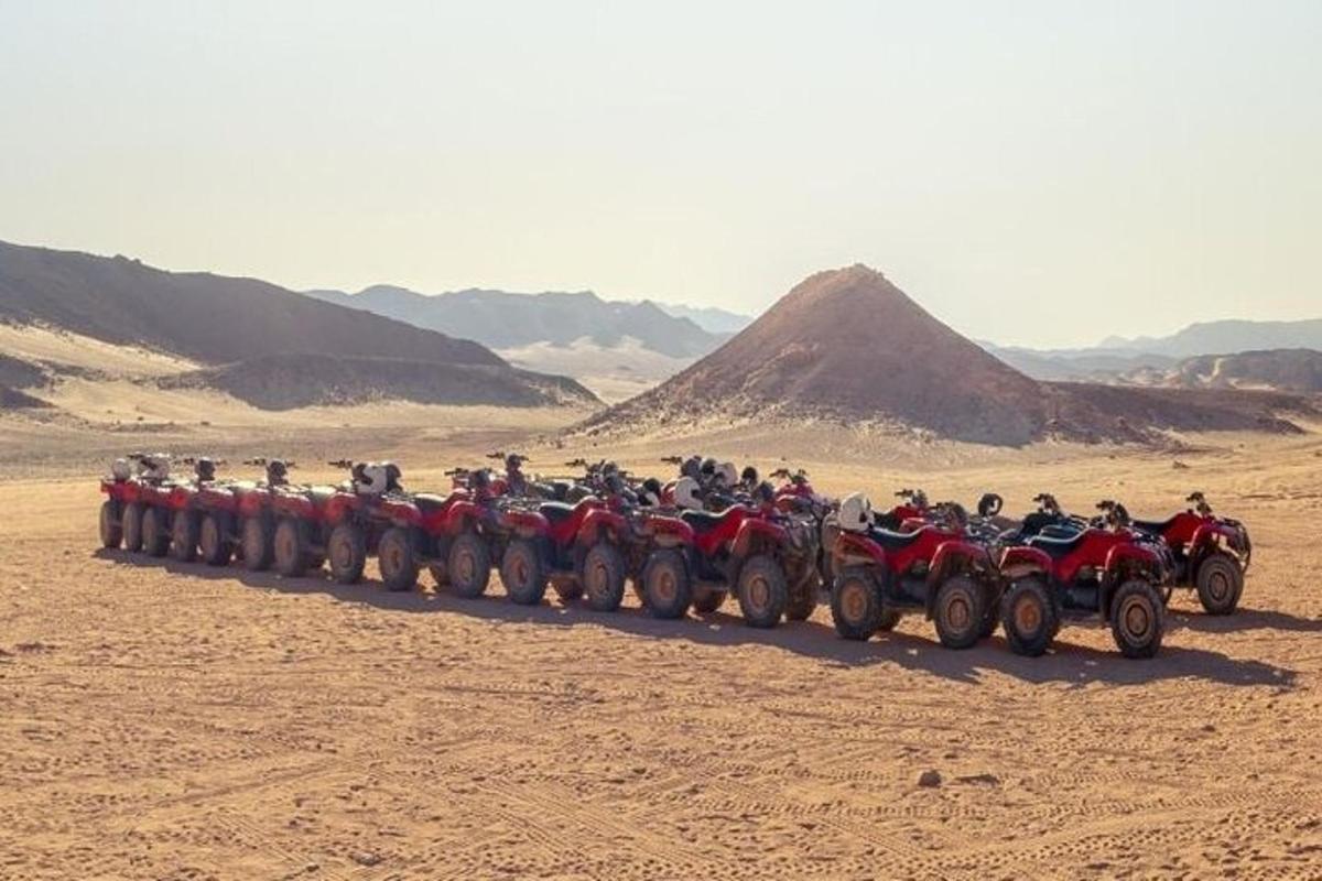 sekumpulan orang di atv di padang pasir