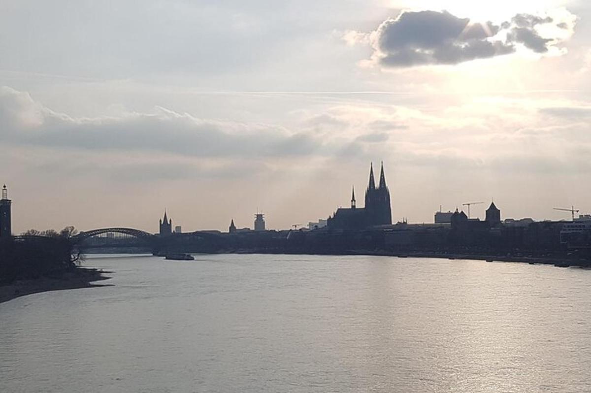 Útsýni yfir ána með borg í bakgrunni