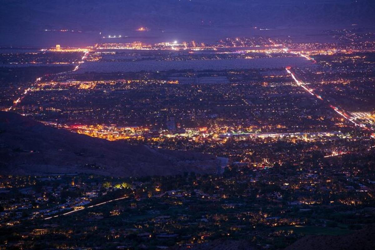 une vue aérienne d'une ville la nuit
