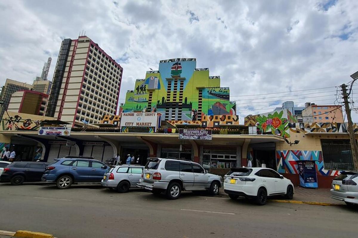 tempat parkir dengan mobil yang diparkir di depan sebuah gedung