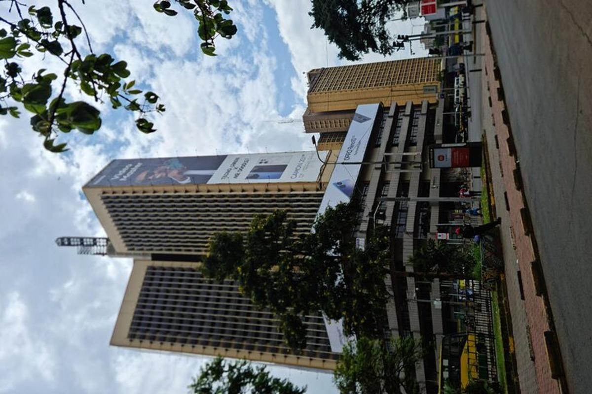een hoog gebouw dat naar de lucht kijkt