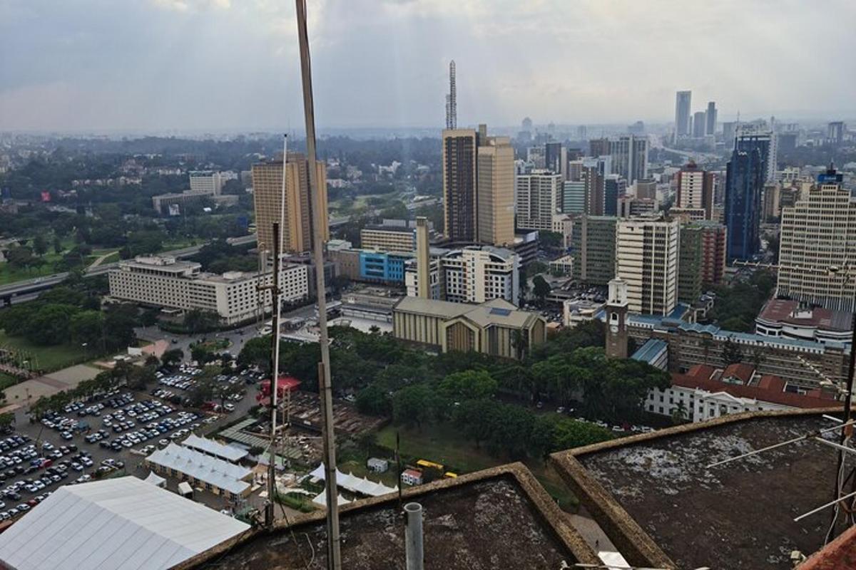 pemandangan udara bandar dengan bangunan dan kereta