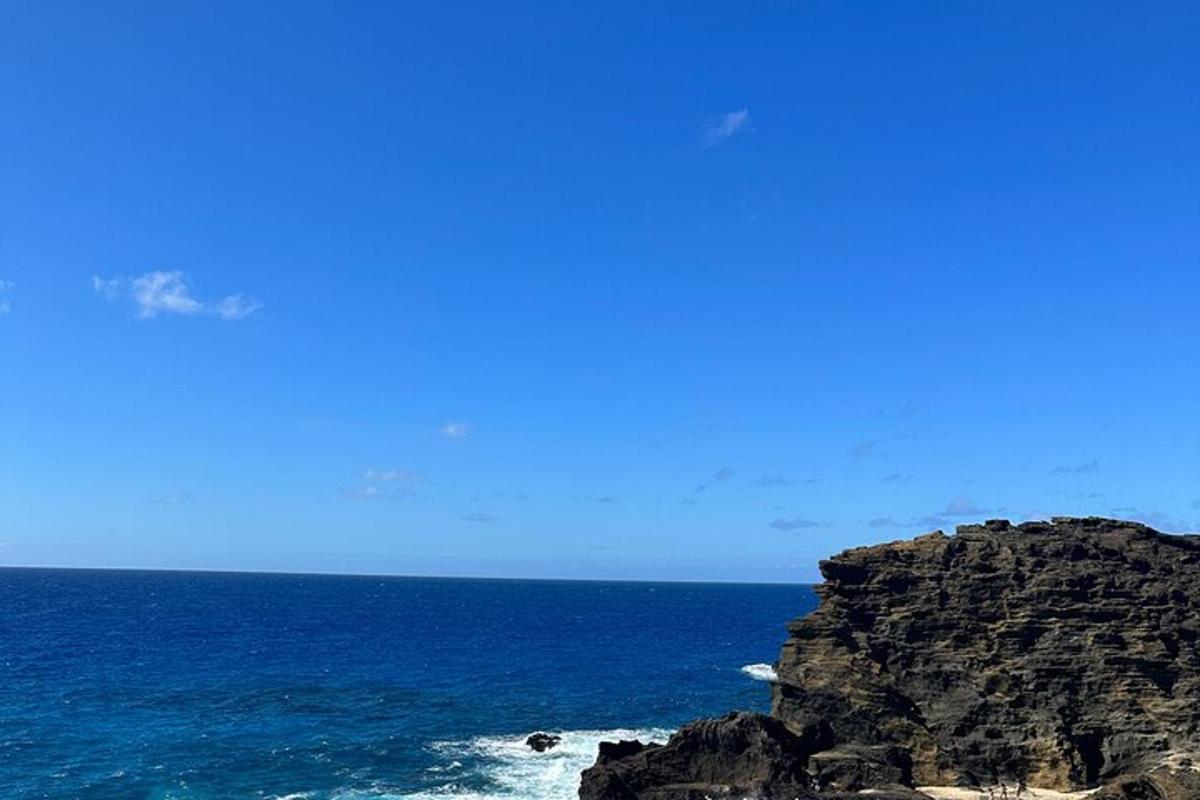 una grande roccia nell'oceano vicino all'oceano