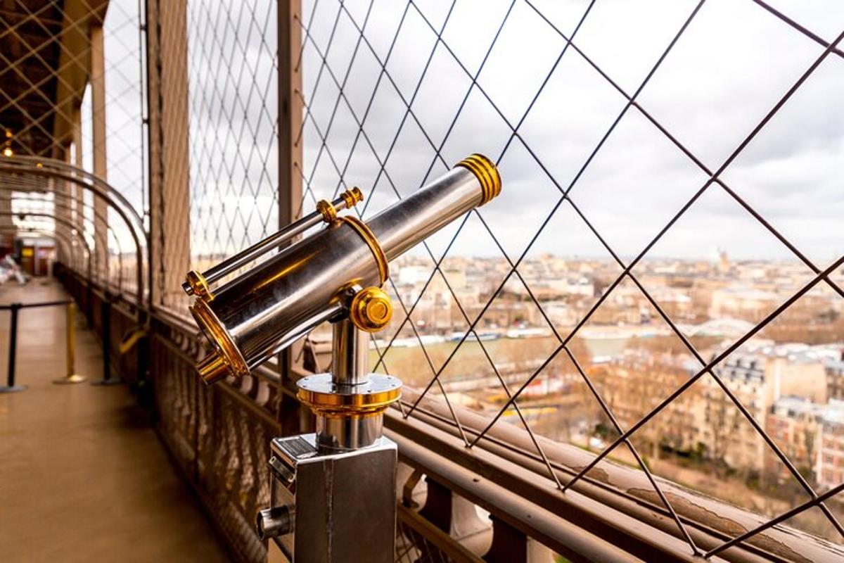 um telescópio na ponte do Brooklyn observando a cidade