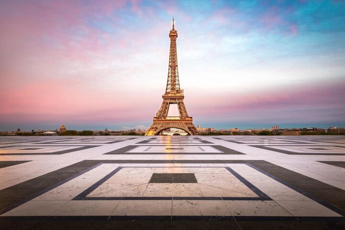 una vista della torre Eiffel al tramonto