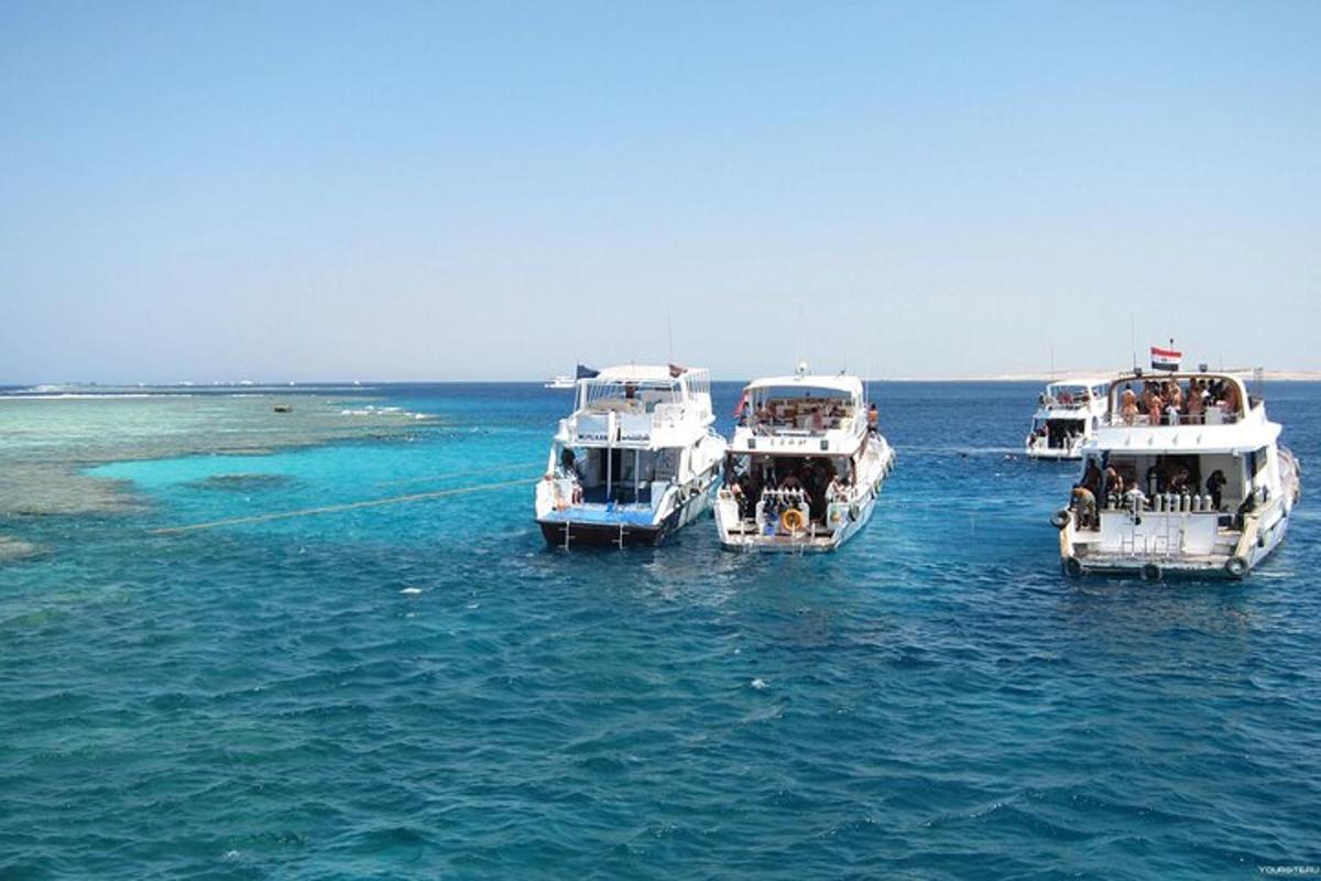 un grupo de tres barcos en el agua