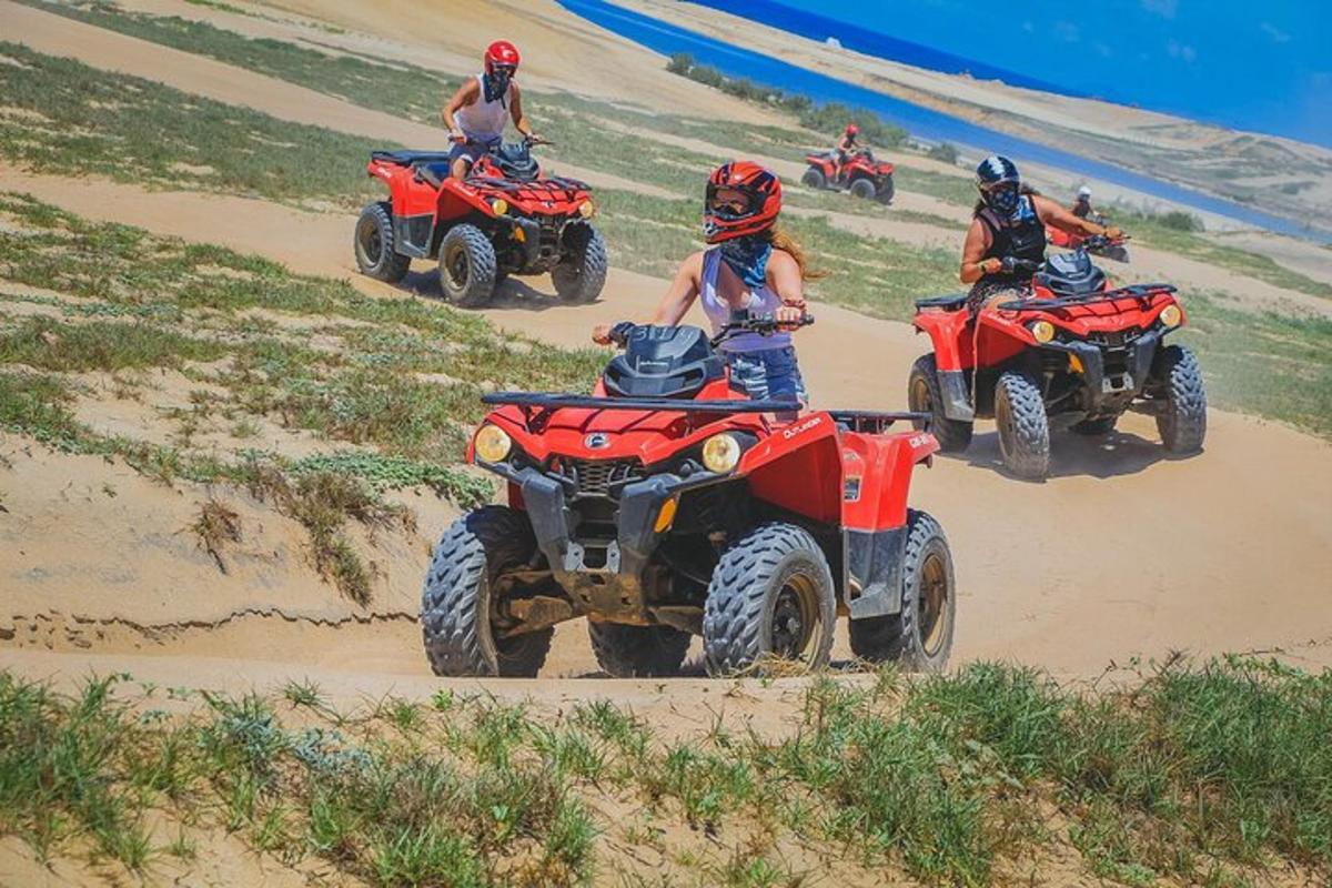 sekumpulan orang menunggang atv di pantai