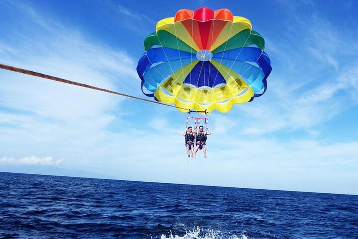 Dvoje ljudi je na padobranu iznad oceana