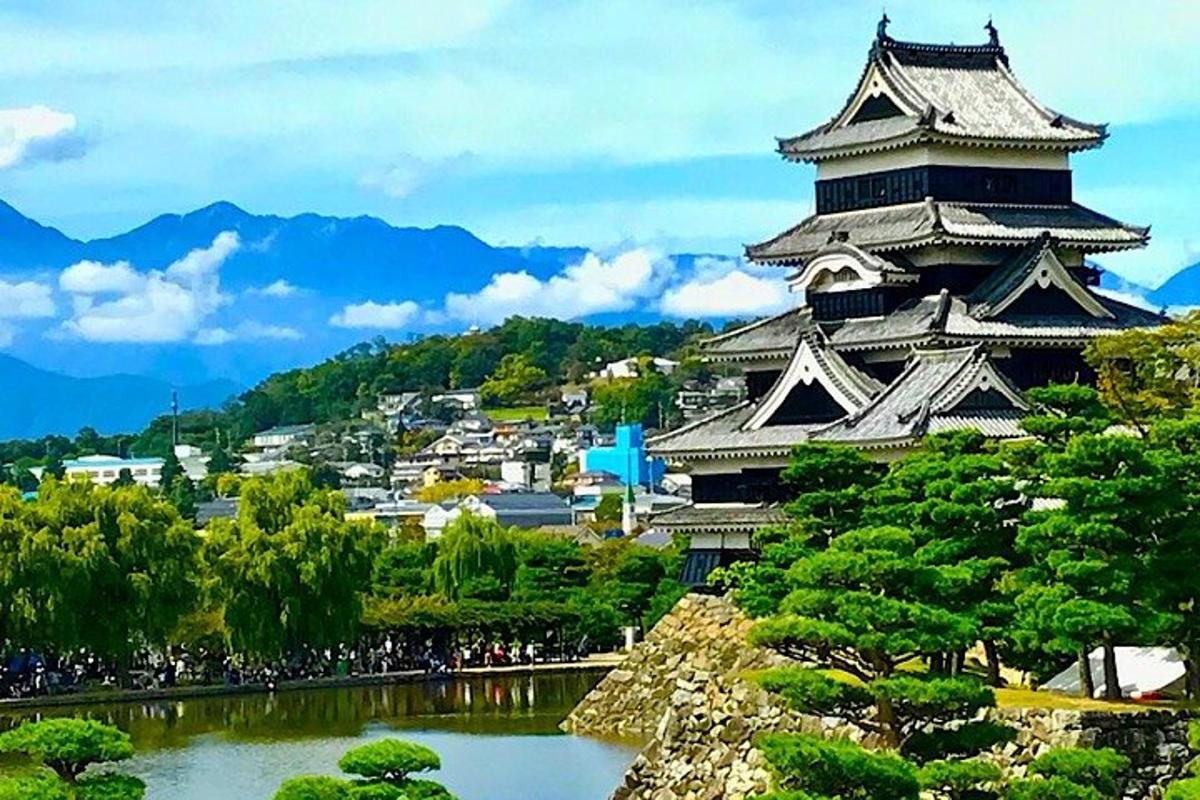 un grande edificio con un fiume di fronte a una città