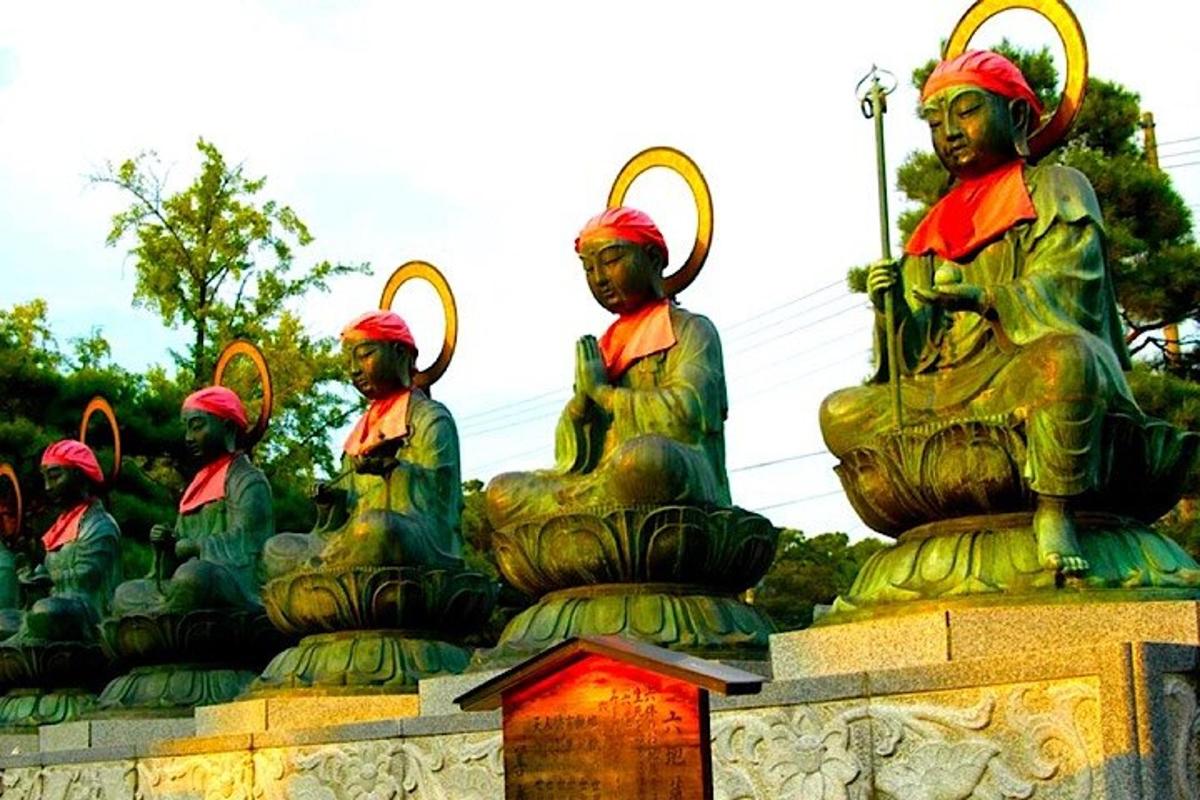 un gruppo di statue sedute in cima a un monumento