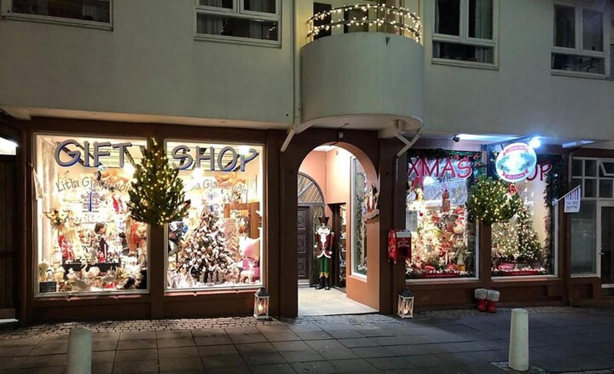 ショーウィンドウにクリスマス商品が飾られた店先