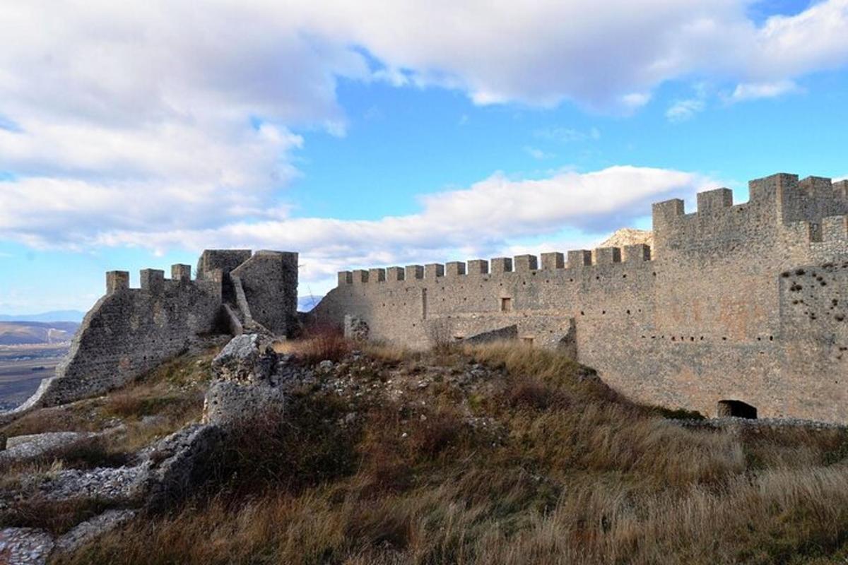 velký hrad na vrcholu kopce