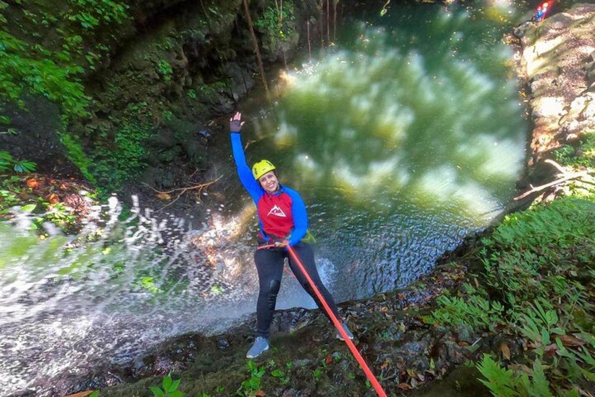 una persona è in piedi su una corda in un fiume