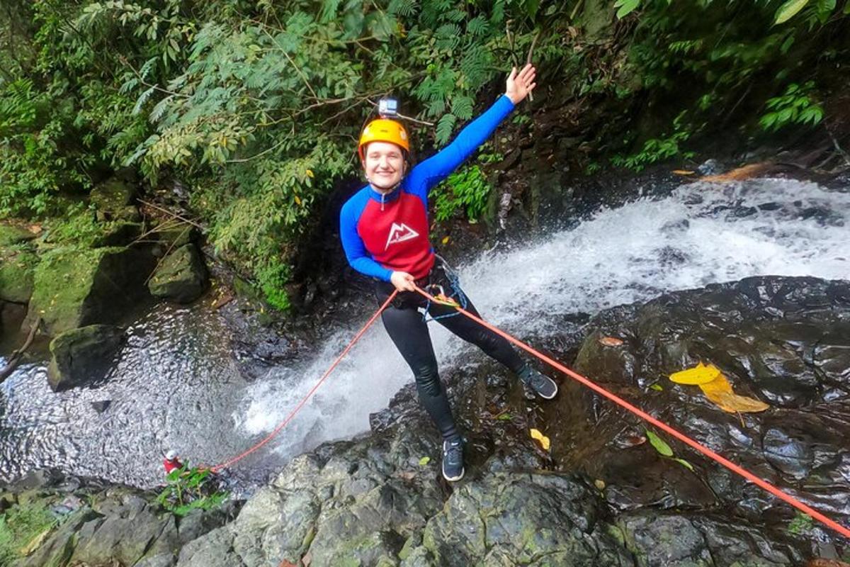 un uomo si tiene a una corda in un fiume
