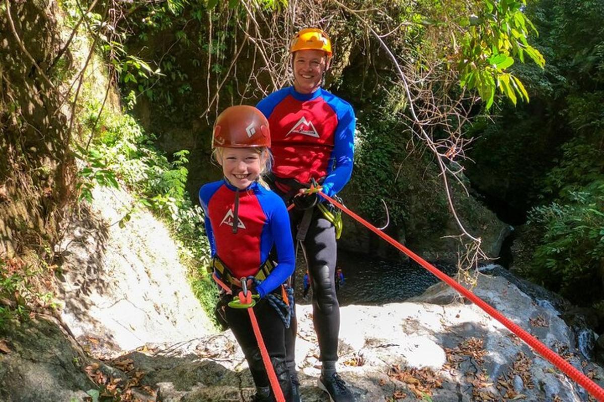 un uomo e un ragazzino su una teleferica nella giungla