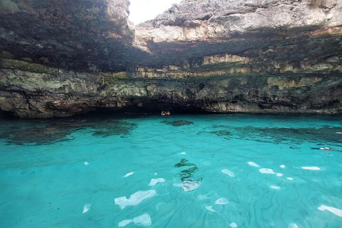 seseorang yang berenang di dalam air di dalam gua
