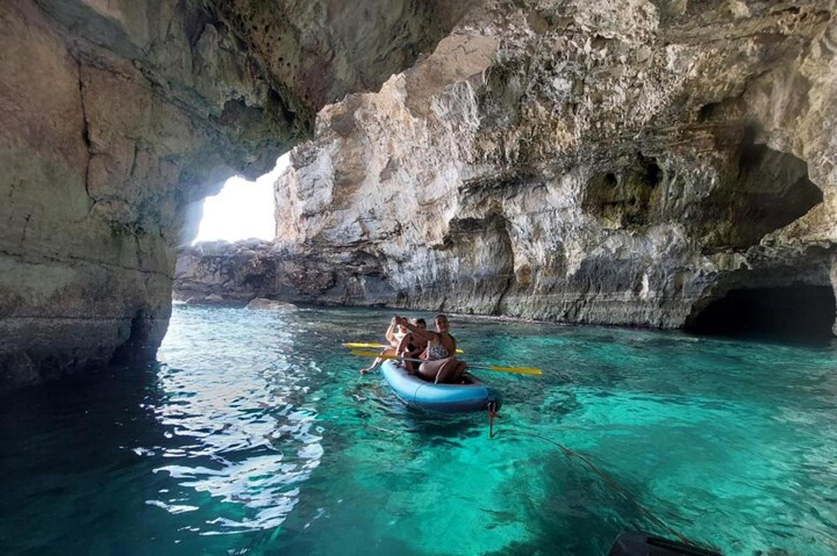 un gruppo di persone su una barca in una grotta