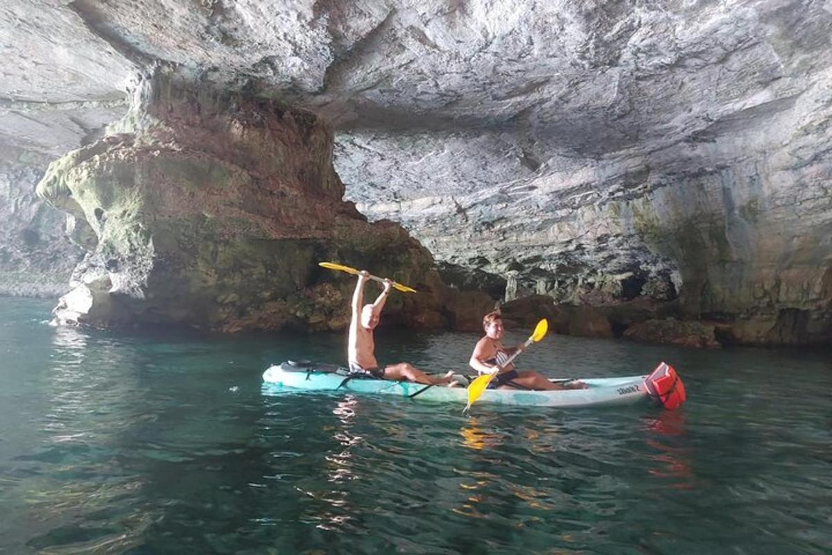 due persone sono sdraiate su un kayak in acqua